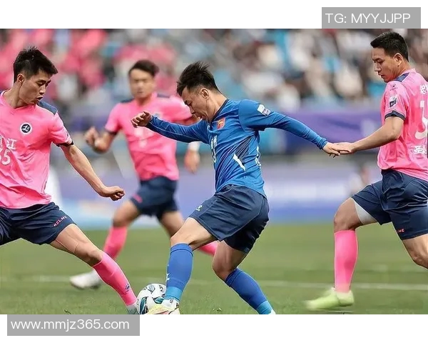 足球明星在绿茵场上激烈对抗展现非凡技艺与团队精神的精彩瞬间