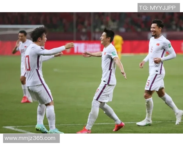 中国足球明星头戴帽子走红赛场展现风采与个性魅力